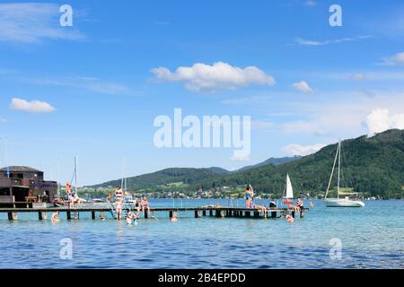 Seewalchen am Attersee, lake Attersee, bathing place Badeplatz Litzlberg, sailboats, swimmer, bathers in Salzkammergut, Oberösterreich, Upper Austria, Austria Stock Photo