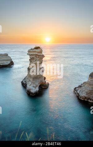 Melendugno, Provinz Lecce, Salento, Apulien, Italien, Europa. Die Faraglioni von Torre Sant' Andrea bei Sonnenaufgang Stock Photo