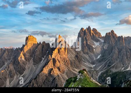 Monte Campedelle, Misurina, Auronzo di Cadore, Provinz von Belluno, Venetien, Italien, Europa. Ein Bergsteiger bewundert den Sonnenuntergang in der Ca Stock Photo