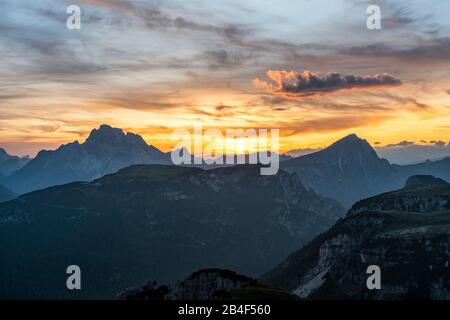 Monte Campedelle, Misurina, Auronzo di Cadore, Provinz Belluno, Venetien, Italien, Europa. Sonneuntergang über der Hohen Gaisl und dem Dürrenstein Stock Photo