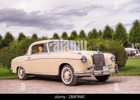 Schwetzingen, Baden-Württemberg, Germany, Mercedes Benz, type 220 S, built in 1957, capacity 2200, 100 hp, Concours d'Elégance in the park Stock Photo