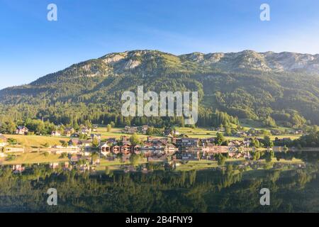 Lake Grundlsee, village Grundlsee district Bräuhof, view to mountain Totes Gebirge, boat house in Ausseerland-Salzkammergut, Steiermark, Styria, Austria Stock Photo