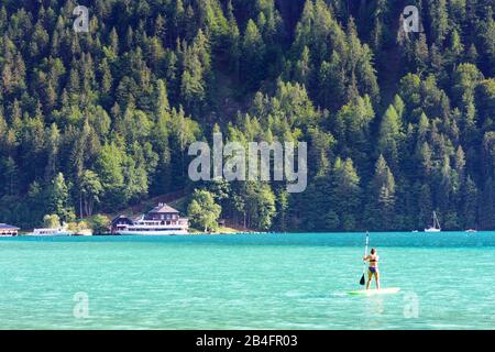 Weissensee, lake Weissensee east end, restaurant Dolomitenblick, SUP, excursion ship in Kärnten / Carinthia, Austria Stock Photo