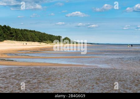 Estland, Peipsi Järv, Peipsi-See, Strand bei Kauksi, Urlauber Stock Photo