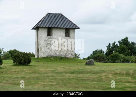 Estland, Saaremaa, Kihelkonna, Mihkli Kirik, Michaelskirche, Kampanile mit Glocke, 16. Jahrhundert Stock Photo