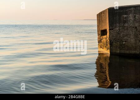 Estland, Ostseeinsel Hiiumaa, Tareste, Törvanina-Naturstrand im Morgenlicht, Weltkriegsbunker Stock Photo