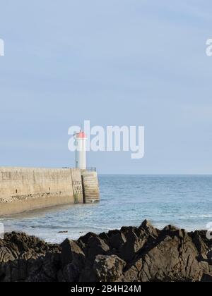 Leuchtturm auf der Mole Raoulic in Audierne in der Bretagne. Stock Photo