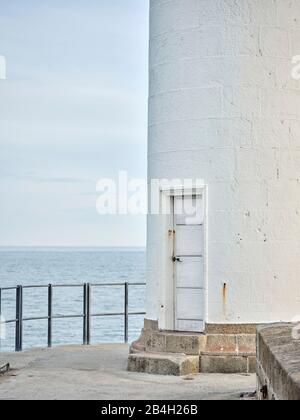 Leuchtturm auf der Mole Raoulic in Audierne in der Bretagne. Stock Photo