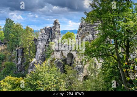 Deutschland, Sachsen, Sächsische Schweiz, Lohmen, Bastei mit Basteibrücke Stock Photo