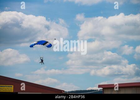 Parachutist landing, Tamdemsprung Stock Photo
