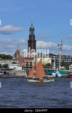 Europe, Germany, Hanseatic city of Hamburg, Elbe, view over the Elbe to Michel and Baumwall, windjammer Rickmer Rickmers, Stock Photo