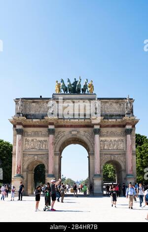 Touristen am Arc de Triomphe du Carrousel mit Quadriga am Louvre, Paris, Frankreich, Europa Stock Photo