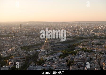 Der Invalidendom und das umliegende Stadtviertel im 7. Arrondissement vom Hochhaus Tour Montparnasse aus gesehen, Paris, Frankreich, Europa Stock Photo