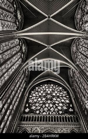 Das Deckengewölbe, die Fensterlanzetten und die Fensterrose in der oberen Kapelle der Sainte Chapelle Paris, Frankreich, Europa Stock Photo
