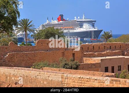 Historical ruins of the fort and cruise ship Queen Mary 2 in the port Akaba Aqaba, Gulf of Aqaba, Red Sea, Jordan Stock Photo