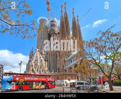 City tour bus with the Sagrada Familia cathedral by Antoni Gaudi in Barcelona, Catalonia, Spain Stock Photo