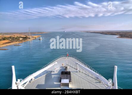 Bow foreship of the transatlantic liner Queen Mary 2 in the Suez Canal (Suez Canal) at the entrance to the Kleiner Bittersee, Egypt Stock Photo