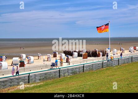 Beach promenade and beach with beach chairs on the Wadden Sea at low tide in the district Döse, North Sea resort Cuxhaven, Elbe estuary, North Sea, North Sea coast, Lower Saxony, Germany Stock Photo