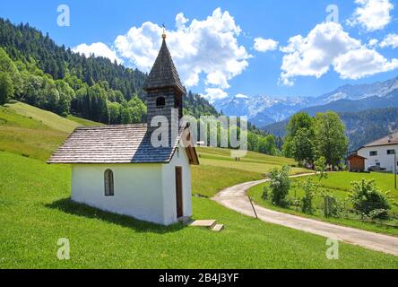 Small chapel in Graseck above the Reintal with Wettersteingebirge at Garmisch-Partenkirchen, Loisachtal, Werdenfelser Land, Zugspitzland, Upper Bavaria, Bavaria, Germany Stock Photo