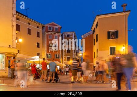 Kroatien, Istrien, Rovinj, Touristen in der Altstadt, blaue Stunde in Rovinj, Halbinsel Istrien in Kroatien. Stock Photo