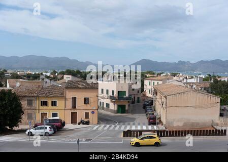 Spain, Mallorca, Alcúdia: View of Alcúdia from the historic city wall. On the horizon you can see the Serra de Tramuntana. The mountains belong since 2011 to the UNESCO World Heritage Site. Stock Photo