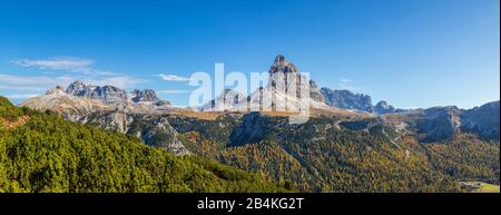 panoramic view towards Tre Cime di Lavaredo in autumn seen from the Monte Piana, Dolomites, Auronzo di Cadore, Belluno, Veneto, Italy Stock Photo