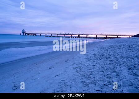 Germany, Mecklenburg-West Pomerania, Zingst, Baltic Sea, pier with diving bell, beach, coast. Stock Photo