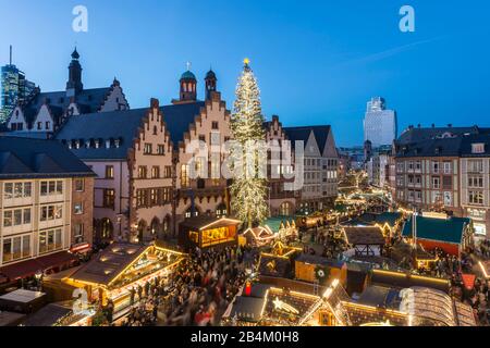 Frankfurt am Main, Hessen, Deutschland, Frankfurter Weihnachtsmarkt mit dem Römer in der Abenddämmerung. Stock Photo