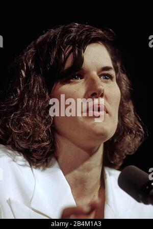 Washington DC., USA, May 9, 1992  Comedian Paula Poundstone performs her sketch during the annual White House News Correspondents dinner at the Washington Hilton Hotel. Stock Photo