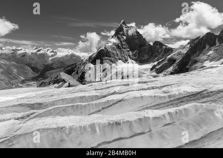 Switzerland, Valais, Haute Route Chamonix Zermatt, crevasses on the Stockji glacier with Allalinhorn, Rimpfischhorn, Strahlhorn and Matterhorn - Zmuttgrat, west face and Liongrat Stock Photo