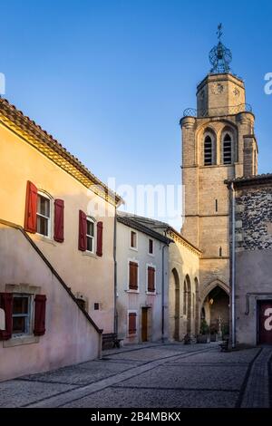 Die Kirche Saint Gervais et Protais in Caux wurde im XII Jahrhundert im lombardischem Still errichtet. Der dazugehörige Glockenturm wurde im XVII Jahr Stock Photo