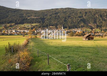 Blick über eine Weide im Ennstal nach Radstadt, hinten der Rossbrand, Pongau, Land Salzburg, Österreich, Oktober 2019 Stock Photo
