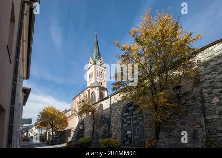 Die Katholische Pfarrkirche Mariä Himmelfahrt, Radstadt, Pongau, Land Salzburg, Österreich, Oktober 2019 Stock Photo