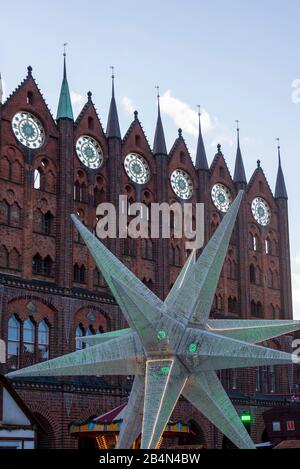 Deutschland, Mecklenburg-Vorpommern, Stralsund, historisches Rathaus, Weihnachtsstern, alter Markt Stock Photo