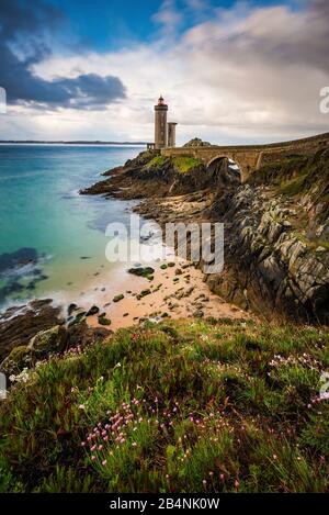 Phare du Petit Minou lighthouse at low tide, Brittany, France Stock Photo