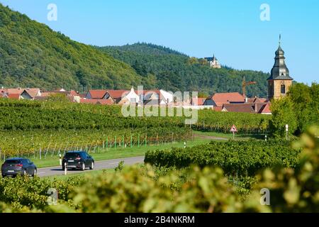 Frankweiler, vineyard, view to village Frankweiler, chapel St. Anna at Deutsche Weinstraße ( German Wine Route ), Rhineland-Palatinate, Germany Stock Photo