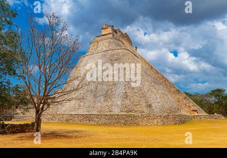 The majestic Pyramid of the Magician in the mayan archaeological site of Uxmal near Merida, Yucatan Peninsula, Mexico. Stock Photo