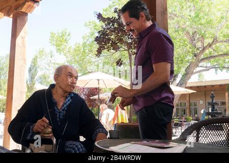 MARK MARGOLIS and TONY DALTON in BETTER CALL SAUL (2015), directed by VINCE GILLIGAN. Temporada 5. Credit: AMERICAN MOVIE CLASSICS (AMC) / Album Stock Photo