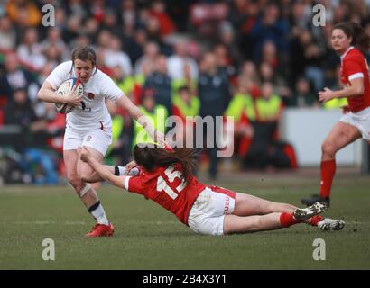 England's Katy Daley-McLean goes through to score the third try during the Women's Six Nations match at Twickenham Stoop, London. Stock Photo