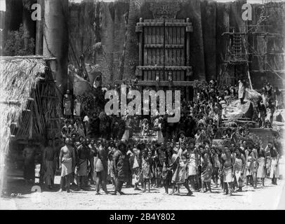 Natives outside Gates on Skull Island Set in KING KONG 1933 directors Merian C. Cooper and Ernest Schoedsack story Merian C. Cooper and Edgar Wallace screenplay Ruth Rose and James Creelman music Max Steiner visual effects supervisor Willis H. O'Brien producer David O. Selznick RKO Radio Pictures Stock Photo