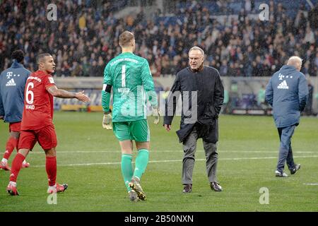 after that, repeated posters (banners), banners, versus Hoffenheims Maezen (M? zen) Dietmar Hopp were shown in the fan block of the FC Bayern fans in the stands, Karl-Heinz RUMMENIGGE (M, management, 2nd from right) ordered the players from pitch, here goalwart Manuel NEUER (M) and THIAGO (M); Scandal, scandal; Insult; Soccer 1.Bundesliga, 24th matchday, matchday 24, TSG 1899 Hoffenheim (1899) - FC Bayern Munich (M) 0: 6, on 02/29/2020 in Sinsheim / Germany DFL REGULATIONS PROHIBIT ANY USE OF PHOTOGRAPHS AS IMAGE SEQUENCES AND / OR QUASI VIDEO. ? Sven Simon Fotoagentur GmbH & Co. Press Photo K Stock Photo