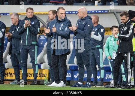 after the repeated posters, posters, banners, versus Hoffenheims Maezen (M? zen) Dietmar Hopp were shown in the fan block of the FC Bayern fans in the stands, the players decided a non-aggression pact for the remaining 13 minutes, after return (return ) onto the field, coach Hans-Dieter 'Hansi' FLICK (M, front left) and coach Alfred SCHREUDER (1899, right next to) clapping on the edge of the field; Solidarity (solidarity), solidarity, scandal, scandal; Insult; Soccer 1.Bundesliga, 24th matchday, matchday 24, TSG 1899 Hoffenheim (1899) - FC Bayern Munich (M) 0: 6, on 02/29/2020 in Sinsheim / Ge Stock Photo