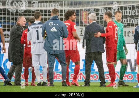 after the repeated posters, posters, banners, versus Hoffenheims Maezen (M? zen) Dietmar Hopp were shown in the fan block of the FC Bayern fans in the stands, the players decided a non-aggression pact for the remaining 13 minutes, after return (return ) on the field; after game end together on the pitch (from right) goalwart Manuel NEUER (M), Leon GORETZKA (M), Dietmar HOPP, Joshua ZIRKZEE (M), goalwart Sven ULREICH (M), goalwart Oliver BAUMANN (1899), Philippe COUTINHO (M) and Karl-Heinz RUMMENIGGE (M, Management); Solidarity (solidarity), solidarity, scandal, scandal; Insult; Soccer 1.Bundes Stock Photo