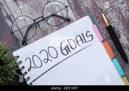 2020 new year goals on notepad on table  Stock Photo