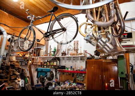 Hang bicycle online from ceiling