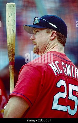 Mark McGwire, St. Louis Cardinals 50th home run during the record breaking  season in 1998 in a game agaainst the New York Mets Stock Photo - Alamy