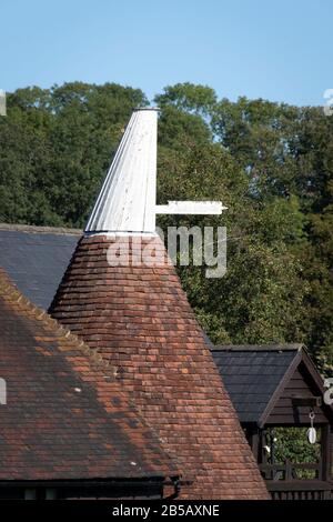 Oast house, for drying hops, near Tunbridge Wells, Kent, England Stock Photo