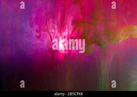 Farbenfroher Hintergrund Farbwolken unter Wasser Stock Photo - Alamy