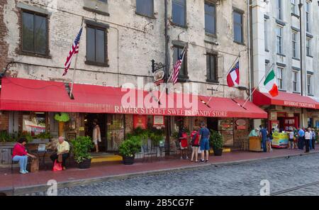 Savannah Georgia River Street Sweets Candy Store Downtown At Night With People Stock Photo Alamy