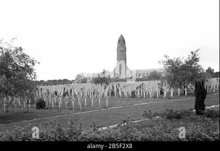 Soldatenfriedhof / Kriegsgräber / Gedenkstätten War Memorial - VERDUN Stock Photo